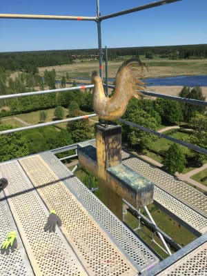 Byggställning runt tuppen i Hedesunda